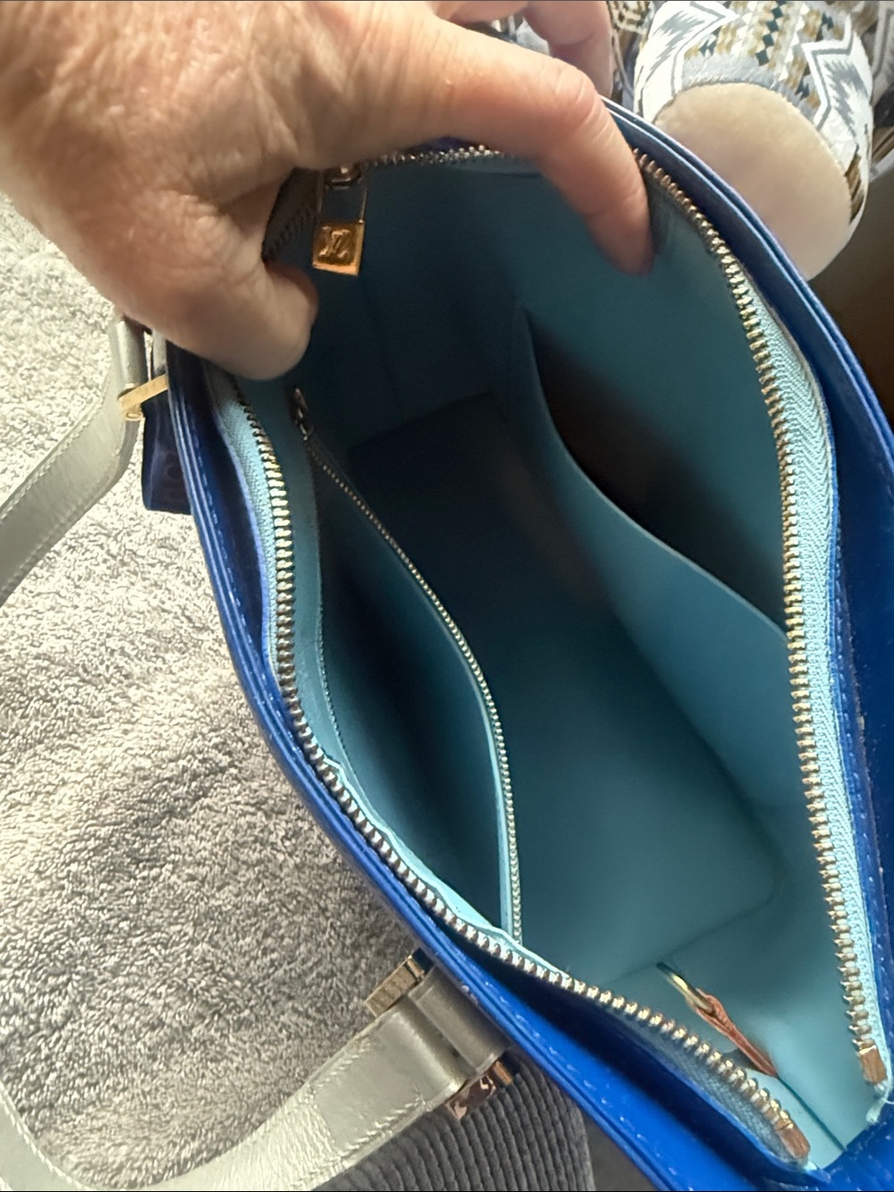 Louis Vuitton custom Blue Vernis Tote with gray Handles - Picture 4 of 6
